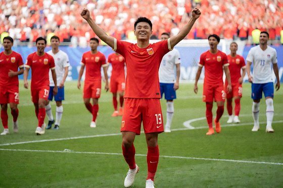 足球比赛终场后球员在球场中央庆祝胜利的画面